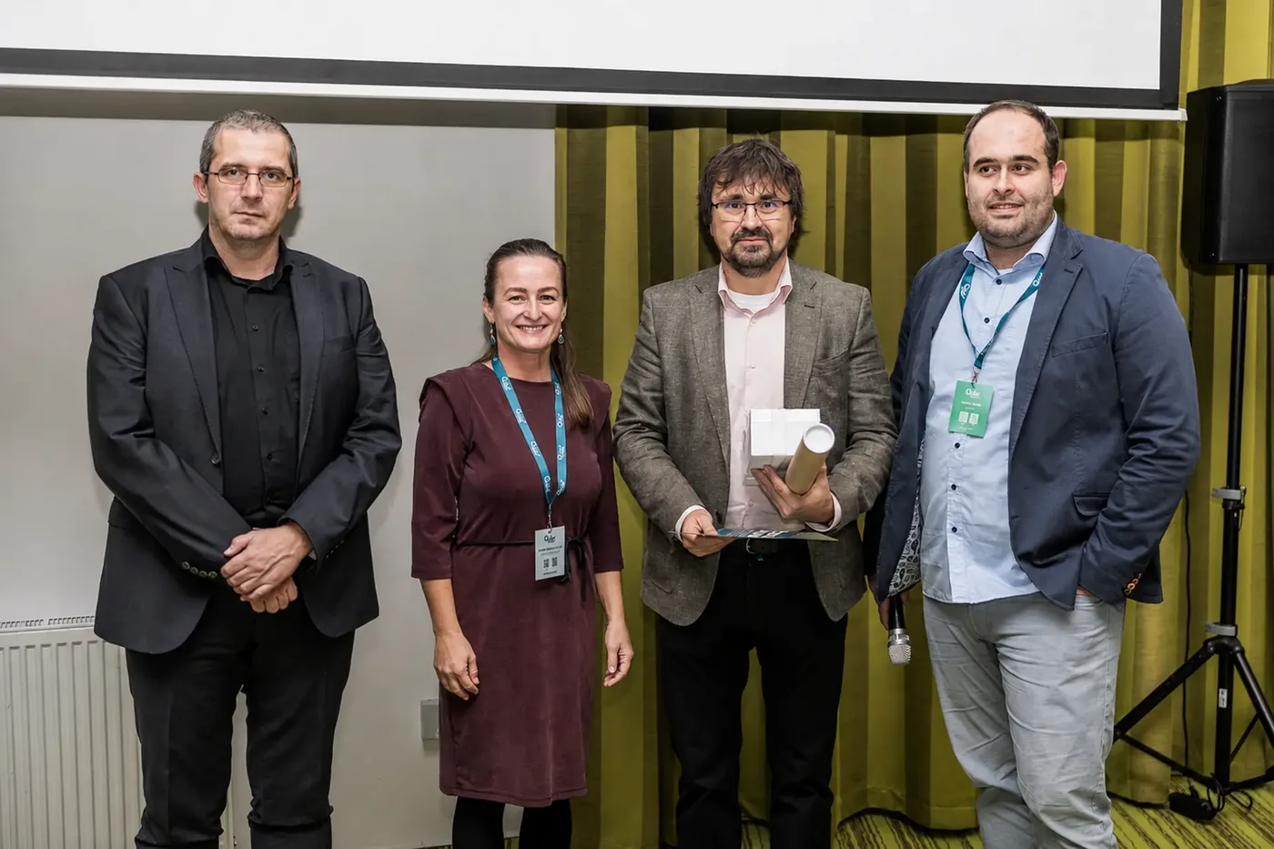 Ján Drahoš s organizátormi pri prevzatí ocenenia Audítor kybernetickej bezpečnosti roka 2025